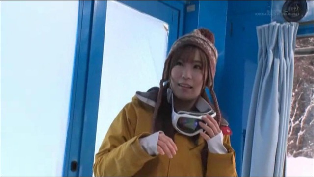 彼氏が離れている間にエロいマッサージで彼女を「寝とって」中に出しました。