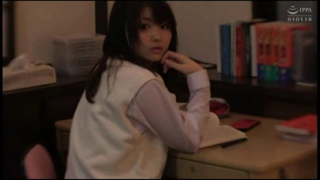 制服を着ているニセ女子高生さん、盛大に中出しレ○プされる。