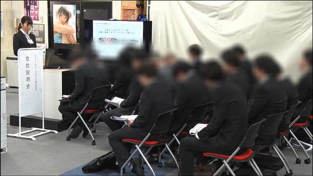 お漏らしをしながら人前でプレゼンする女子社員さん。