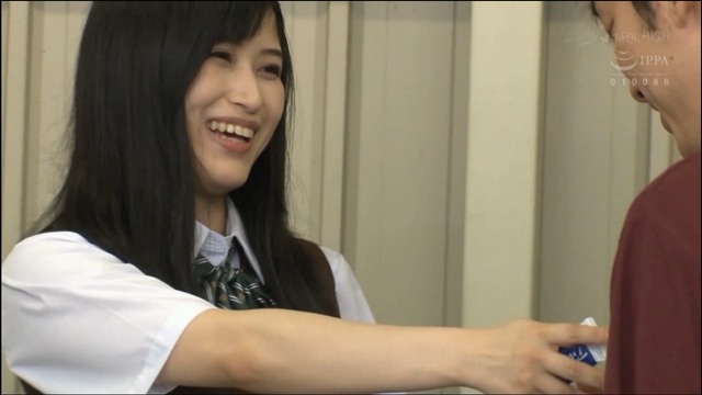 こんな野外で？！顔射後も止めない突然の笑顔しゃぶりで連続2回おねだり女子○生