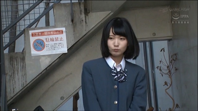 野外でいきなりしゃぶりつき、顔射で大喜びの女子○生さん