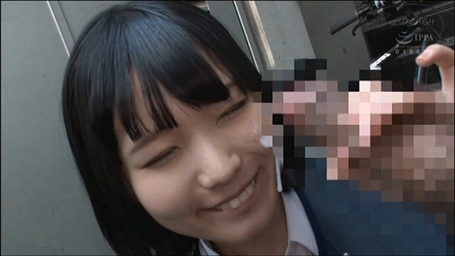 野外でいきなりしゃぶりつき、顔射で大喜びの女子○生さん