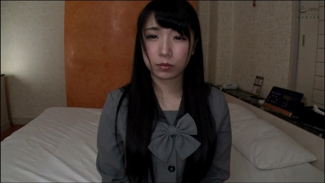 肉体接待をする美少女たちに生のチ〇ポが入り込む。