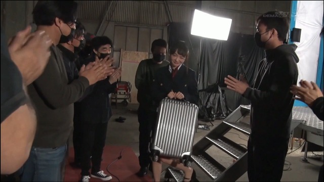 美人CAさん、覗かれているとは知らずに腰をバンバン振り続ける。