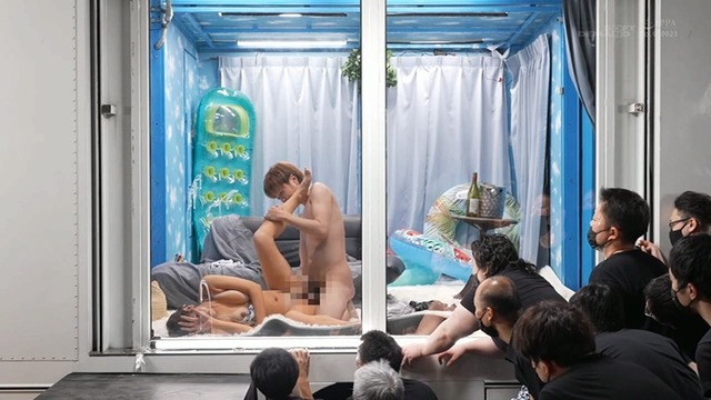 覗かれていることに気づいた巨乳お姉さん・・・・構わずバコバコし続ける。