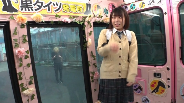 黒パンストに穴を開けられ挿入されるJKさん、濡れ出したので激ピストン開始